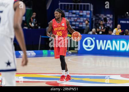 Manila, Philippinen. September 2023. Kendrick Perry aus Montenegro wurde in der zweiten Runde der FIBA Basketball-Weltmeisterschaft 2023 zwischen den Vereinigten Staaten und Montenegro in der Mall of Asia Arena-Manila in Aktion gesehen. Endstand: Vereinigte Staaten 85:73 Montenegro. (Foto: Nicholas Muller/SOPA Images/SIPA USA) Credit: SIPA USA/Alamy Live News Stockfoto