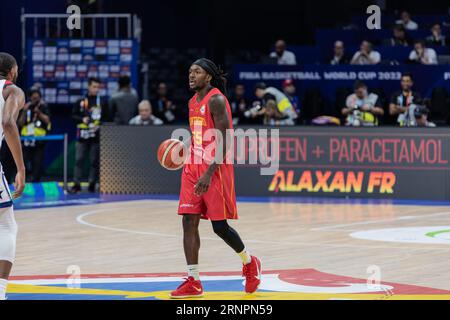 Manila, Philippinen. September 2023. Kendrick Perry (R) aus Montenegro in Aktion während der zweiten Runde der FIBA Basketball World Cup 2023 zwischen den Vereinigten Staaten und Montenegro in der Mall of Asia Arena-Manila. Endstand: Vereinigte Staaten 85:73 Montenegro. (Foto: Nicholas Muller/SOPA Images/SIPA USA) Credit: SIPA USA/Alamy Live News Stockfoto