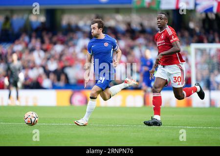 Chelsea's Ben Chilwell (links) und Nottingham Forest's Willy Boly kämpfen um den Ball während des Premier League-Spiels in Stamford Bridge, London. Bilddatum: Samstag, 2. September 2023. Stockfoto