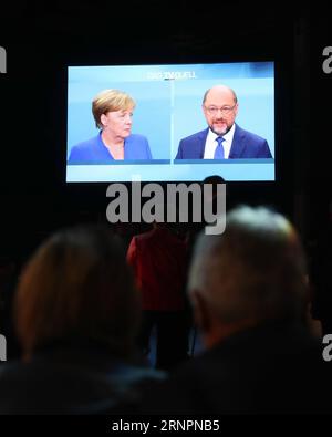 Themen der Woche Bilder des Tages TV Duell zur Bundestagswahl - Liveübertragung (170904) -- BERLIN, 4. September 2017 -- die Menschen beobachten das TV-Duell zwischen Bundeskanzlerin Angela Merkel und Martin Schulz, Kanzlerkandidat der SPD, in einem Medienzentrum in Berlin, 3. September 2017. Bundeskanzlerin Angela Merkel sagte am Sonntagabend beim TV-Duell mit Martin Schulz, dass radikale Islamisten zwar Terrorakte in Europa verüben, sie aber immer noch glaubte, der Islam gehöre zu Deutschland. )(jmmn) DEUTSCHLAND-BERLIN-WAHL-TV DUELL ShanxYuqi PUBLICATIONxNOTxINxCHN to Stockfoto