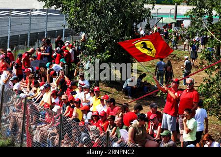 Monza, Italien. September 2023. Rennatmosphäre – Ferrari-Fans. Formel-1-Weltmeisterschaft, großer Preis von Italien, Rd 15, Samstag, 2. September 2023. Monza Italien. Quelle: James Moy/Alamy Live News Stockfoto