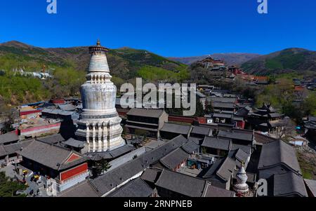 (170904) -- MOUNT WUTAI, 4. September 2017 -- Foto aufgenommen am 9. Mai 2017 zeigt eine Luftaufnahme des Tayuan-Tempels auf dem Mount Wutai, einem von vier heiligen buddhistischen Bergen in China, in der nordchinesischen Provinz Shanxi. Der Wutai wurde 2009 in die UNESCO-Liste des Weltkulturerbes aufgenommen und beherbergt über 50 buddhistische Tempel. ) CHINA-SHANXI-MOUNT WUTAI-LANDSCHAFT (CN) CaoxYang PUBLICATIONxNOTxINxCHN Mount Wutai 4. September 2017 Foto aufgenommen AM 9. Mai 2017 zeigt die Luftansicht des Tayuan-Tempels AUF DEM Mount Wutai, eines von vier heiligen buddhistischen Bergen in China in Nordchina, Provinz S Shanxi, das in 2 der UNESCO-Liste des Weltkulturerbes hinzugefügt wurde Stockfoto