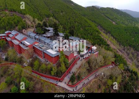 (170904) -- MOUNT WUTAI, 4. September 2017 -- Foto aufgenommen am 9. Mai 2017 zeigt eine Luftaufnahme des Dailuoding-Tempels auf dem Mount Wutai, einem von vier heiligen buddhistischen Bergen in China, in der nordchinesischen Provinz Shanxi. Der Wutai wurde 2009 in die UNESCO-Liste des Weltkulturerbes aufgenommen und beherbergt über 50 buddhistische Tempel. ) CHINA-SHANXI-MOUNT WUTAI-LANDSCHAFT (CN) CaoxYang PUBLICATIONxNOTxINxCHN Mount Wutai 4. September 2017 Foto aufgenommen AM 9. Mai 2017 zeigt die Luftansicht des Tempels AUF Mount Wutai, eines von vier heiligen buddhistischen Bergen in China in Nordchina Provinz S Shanxi, das 200 zur UNESCO-Liste des Weltkulturerbes hinzugefügt wurde Stockfoto