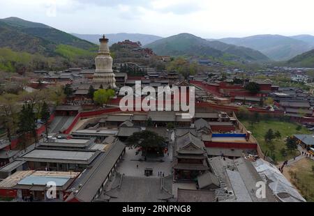 (170904) -- MOUNT WUTAI, 4. September 2017 -- Foto aufgenommen am 9. Mai 2017 zeigt eine Luftaufnahme von Tempeln auf Mount Wutai, einem von vier heiligen buddhistischen Bergen in China, in der nordchinesischen Provinz Shanxi. Der Wutai wurde 2009 in die UNESCO-Liste des Weltkulturerbes aufgenommen und beherbergt über 50 buddhistische Tempel. ) CHINA-SHANXI-MOUNT WUTAI-LANDSCHAFT (CN) CaoxYang PUBLICATIONxNOTxINxCHN Mount Wutai 4. September 2017 Foto aufgenommen AM 9. Mai 2017 zeigt die Luftansicht von Tempeln AUF Mount Wutai, einem von vier heiligen buddhistischen Bergen in China in Nordchina Provinz S Shanxi, das 2009 in die UNESCO-Liste des Weltkulturerbes aufgenommen wurde Stockfoto