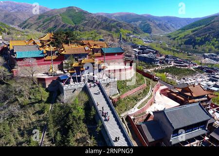 (170904) -- MOUNT WUTAI, 4. September 2017 -- Foto aufgenommen am 9. Mai 2017 zeigt eine Luftaufnahme des Pusading Temple auf Mount Wutai, einem von vier heiligen buddhistischen Bergen in China, in der nordchinesischen Provinz Shanxi. Der Wutai wurde 2009 in die UNESCO-Liste des Weltkulturerbes aufgenommen und beherbergt über 50 buddhistische Tempel. ) CHINA-SHANXI-MOUNT WUTAI-LANDSCHAFT (CN) CaoxYang PUBLICATIONxNOTxINxCHN Mount Wutai 4. September 2017 Foto aufgenommen AM 9. Mai 2017 zeigt die Luftaufnahme des Pusading Temple AUF Mount Wutai, eines von vier heiligen buddhistischen Bergen in China in Nordchina Provinz S Shanxi, das zur UNESCO-Weltkulturerbeliste hinzugefügt wurde Stockfoto