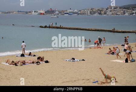 Palma, Spanien. September 2023. An einem bewölkten Tag entspannen sich die Menschen am Strand Can Pere Antoni, wo der gelbe Alarm wegen möglicher Stürme ausgerufen wurde. Quelle: Clara Margais/dpa/Alamy Live News Stockfoto