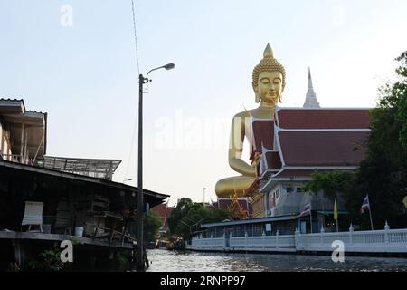 Riesige goldene Buddha-Statue im Wat Paknam PASI Charoen im Westen Bangkoks Stockfoto