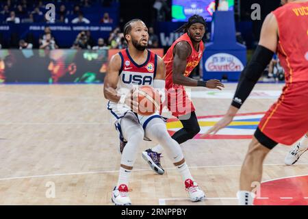 Manila, Philippinen. September 2023. Jalen Brunson (L) aus den Vereinigten Staaten und Kendrick Perry (R) aus Montenegro in Aktion während der zweiten Runde der FIBA Basketball World Cup 2023 zwischen den Vereinigten Staaten und Montenegro in der Mall of Asia Arena-Manila. Endstand: Vereinigte Staaten 85:73 Montenegro. Quelle: SOPA Images Limited/Alamy Live News Stockfoto