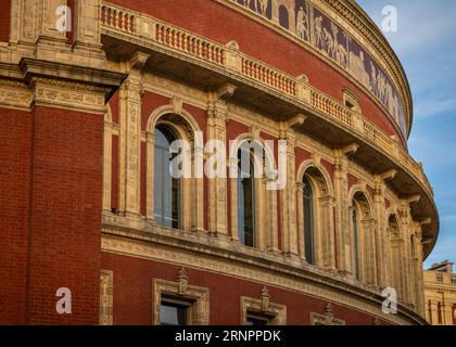 London, Großbritannien: Die Royal Albert Hall, ein berühmter Konzertsaal und Veranstaltungsort in South Kensington, London, zeigt architektonische Details. Stockfoto