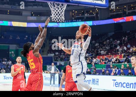 Manila, Philippinen. September 2023. Jalen Brunson (R) aus den Vereinigten Staaten und Kendrick Perry (L) aus Montenegro in Aktion während der zweiten Runde der FIBA Basketball World Cup 2023 zwischen den Vereinigten Staaten und Montenegro in der Mall of Asia Arena-Manila. Endstand: Vereinigte Staaten 85:73 Montenegro. Quelle: SOPA Images Limited/Alamy Live News Stockfoto