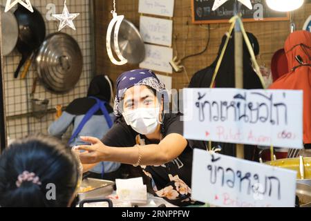 Muslimischer Standhalter, der Halal-Essen auf Bangkoks lebhaftem und trendigem Chatuchak-Markt verkauft Stockfoto