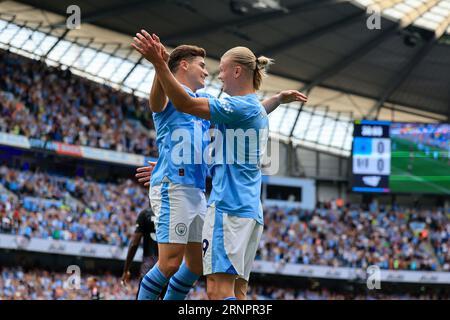 Julian Alvarez #19 aus Manchester City feiert mit Erling Haaland #9 aus Manchester City im Premier-League-Spiel Manchester City gegen Fulham im Etihad Stadium, Manchester, Großbritannien, 2. September 1-0 2023 (Foto: Conor Molloy/News Images) Stockfoto