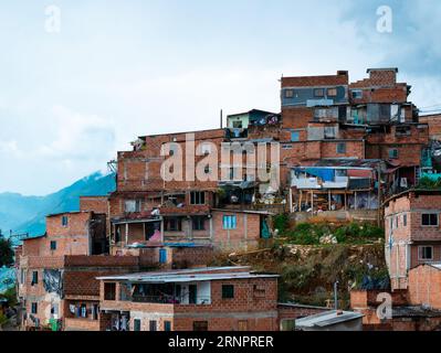 Medellín, Kolumbien - Mai 28 2023: Blick auf Ziegelhäuser in einem beliebten Viertel namens Manrique Stockfoto