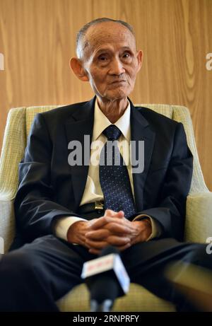 (170906) -- HONGKONG, 6. September 2017 -- Gao Binghan, ein über 80-jähriger Veteran aus Taiwan, erhält ein Interview mit der Xinhua Nachrichtenagentur in Hongkong, Südchina, 3. September 2017. Bei einer Gedenkveranstaltung am Montag in Hongkong zum 30. Jahrestag der Eröffnung der Kommunikation zwischen Menschen in der Taiwan-Straße, Gao, als Zeuge, er erzählte seine Geschichte, die Asche von taiwanesischen Veteranen in den letzten drei Jahrzehnten zum Wiedersehen mit ihren Familien zurück auf das chinesische Festland zu bringen. (Ry) CHINA-CROSS-STRAIT COMMUNICATION-VETERAN (CN) WangxXi PUBLICATIONxNOTxINxCHN Hong Kong Sep Stockfoto