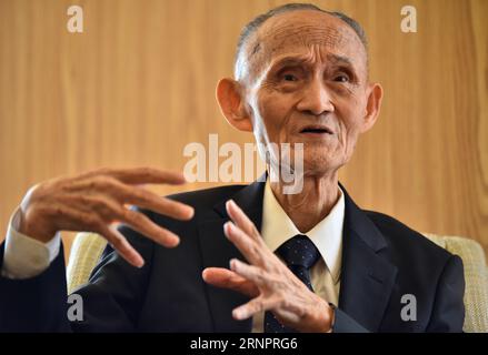 (170906) -- HONGKONG, 6. September 2017 -- Gao Binghan, ein über 80-jähriger Veteran aus Taiwan, erhält ein Interview mit der Xinhua Nachrichtenagentur in Hongkong, Südchina, 3. September 2017. Bei einer Gedenkveranstaltung am Montag in Hongkong zum 30. Jahrestag der Eröffnung der Kommunikation zwischen Menschen in der Taiwan-Straße, Gao, als Zeuge, er erzählte seine Geschichte, die Asche von taiwanesischen Veteranen in den letzten drei Jahrzehnten zum Wiedersehen mit ihren Familien zurück auf das chinesische Festland zu bringen. (Ry) CHINA-CROSS-STRAIT COMMUNICATION-VETERAN (CN) WangxXi PUBLICATIONxNOTxINxCHN Hong Kong Sep Stockfoto