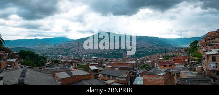 Medellín, Kolumbien - Mai 28 2023: Blick auf Ziegelhäuser in einem beliebten Viertel namens Manrique Stockfoto