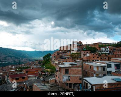 Medellín, Kolumbien - Mai 28 2023: Blick auf Ziegelhäuser in einem beliebten Viertel namens Manrique Stockfoto