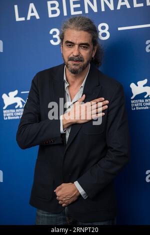 (170907) -- VENEDIG, 7. September 2017 -- Regisseur Fernando Leon de Aranoa nimmt am 74. Filmfestival in Venedig, Italien, am 6. September 2017 an einem Fototermin des Films Living Pablo Teil. )(jmmn) ITALIEN-VENEDIG-FILM FESTIVAL-LIVING PABLO-PHOTOCALL JinxYu PUBLICATIONxNOTxINxCHN Venedig 7. September 2017 Regisseur Fernando Leon de Aranoa nimmt an dem Fotocall des Film Living Pablo AUF dem 74. Venedig Film Festival in Venedig Italien 6. September 2017 jmmn Italien Venedig Film Festival Living Pablo Photo Call JinxICATYINxBLNNNNNN Stockfoto