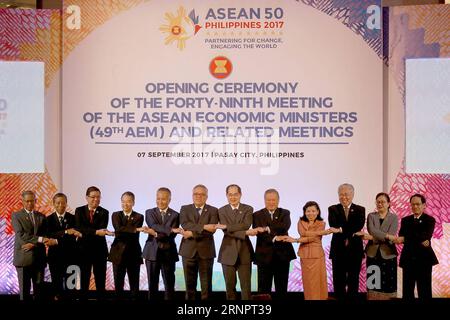(170907) -- PASAY CITY, 7. September 2017 -- Vertreter des Verbandes südostasiatischer Nationen (ASEAN) posieren für Fotos während der Eröffnungszeremonie des 49. ASEAN-Wirtschaftsministertreffens und der damit verbundenen Treffen in Pasay City, Philippinen, 7. September 2017. Die Wirtschaftsminister der ASEAN haben hier am Donnerstag ein viertägiges Treffen eingeleitet, um zu erörtern, wie die Wirtschaftsbeziehungen weiter gestärkt und Handel und Investitionen in Südostasien integriert werden können. )(jmmn) PHILIPPINEN-PASAY CITY-ASEAN WIRTSCHAFTSMINISTER-ERÖFFNUNGSZEREMONIE ROUELLExUMALI PUBLICATIONxNOTxINxCHN Pasay City 7. September 2017 Stockfoto