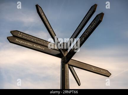 London, UK: Wegweiser in Kensington Gardens, London Against the Sky. Stockfoto