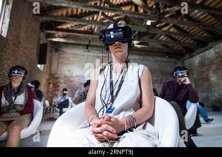 (170907) -- VENEDIG, 7. September 2017 -- Ein Besucher beobachtet VR-Vorführungen während des Venedig Film Festivals in Venedig, Italien, 5. September 2017. Mit 22 Titeln im Wettbewerb bot das VR-Programm (Virtual Reality) des diesjährigen Filmfestivals in Venedig den Besuchern drei verschiedene Bereiche, um die neue Technologie zu erleben: Erstens ein Kino mit 50 Sitzplätzen, in dem sie Vorführungen auf rotierenden weißen Stühlen genießen konnten, die eine 360-Grad-Ansicht ermöglichten. Zweitens steht oculus auf, um interaktive Werke zu sehen, und schließlich Installationen. Bis zum 4. September wurden laut Festivalorganisatoren rund 3.000 Besucher registriert. ) (hy Stockfoto