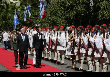 (170907) -- ATHEN, 7. September 2017 -- der griechische Präsident Prokopis Pavlopoulos (Front L) begrüßt den Besuch des französischen Präsidenten Emmanuel Macron in Athen, Griechenland, am 7. September 2017. ) (whw) GRIECHENLAND-ATHEN-FRANKREICH-PRÄSIDENT-BESUCH MariosxLolos PUBLICATIONxNOTxINxCHN Athen 7. September 2017 griechischer Präsident Prokopis Pavlopoulos l Front begrüßt Besuch des französischen Präsidenten Emmanuel Macron in Athen Griechenland AM 7. September 2017 whw Griechenland Athen Frankreich Präsident Besuch MariosxLolos PUBLICATIONxNOTxINxCHN Stockfoto