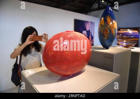 (170907) -- TAIPEI, 7. September 2017 -- Ein Besucher fotografiert eine Ausstellung während einer Ausstellung von Lino Tagliapietra, einem italienischen Glaskünstler, in Taipei, Südostchinas Taiwan, 7. September 2017. Insgesamt wurden 41 Glasausstellungen von Lino Tagliapietra ausgestellt. ) (wyo) CHINA-TAIPEI-EXHIBITION-LINO TAGLIAPIETRA (CN) ZhouxMi PUBLICATIONxNOTxINxCHN Stockfoto