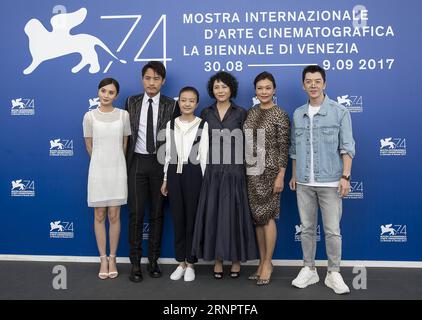 (170907) -- VENEDIG, 7. September 2017 -- Schauspielerin Peng Jing, Schauspieler Geng Le, Schauspielerin Zhou Meijun, Regisseurin Vivian Qu, Schauspielerin Shi Ke und Schauspieler Wang Yuexin (L-R) posieren während eines Fotocalls für den Film Engel tragen weiß beim 74. Filmfestival in Venedig, Italien, 7. September 2017. ) (hy) ITALIEN-VENEDIG-FILM FESTIVAL-ENGEL TRÄGT WEISS-FOTOAUFRUF JinxYu PUBLICATIONxNOTxINxCHN Stockfoto