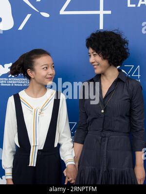 (170907) -- VENEDIG, 7. September 2017 -- Regisseurin Vivian Qu (R) und Schauspielerin Zhou Meijun posieren während eines Fotogesprächs für den Film Engel tragen weiß beim 74. Filmfestival in Venedig, Italien, 7. September 2017. ) (hy) ITALIEN-VENEDIG-FILM FESTIVAL-ENGEL TRÄGT WEISS-FOTOAUFRUF JinxYu PUBLICATIONxNOTxINxCHN Stockfoto