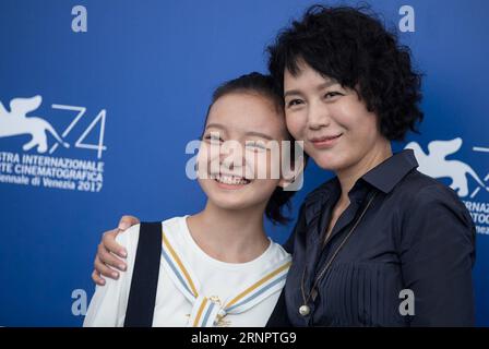 (170907) -- VENEDIG, 7. September 2017 -- Regisseurin Vivian Qu (R) und Schauspielerin Zhou Meijun posieren während eines Fotogesprächs für den Film Engel tragen weiß beim 74. Filmfestival in Venedig, Italien, 7. September 2017. ) (hy) ITALIEN-VENEDIG-FILM FESTIVAL-ENGEL TRÄGT WEISS-FOTOAUFRUF JinxYu PUBLICATIONxNOTxINxCHN Stockfoto