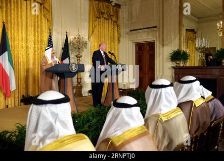 (170907) -- WASHINGTON, 7. September 2017 -- US-Präsident Donald Trump (R, hinten) besucht am 7. September 2017 im Weißen Haus in Washington D.C., USA, eine gemeinsame Pressekonferenz mit einem Besuch des kuwaitischen Amir Sheikh Sabah Al-Ahmed Al-Jaber Al-Sabah (L, hinten). Trump sagte am Donnerstag, dass er bereit sei, einen anhaltenden Streit zwischen Katar und anderen Ländern des Nahen Ostens zu vermitteln. ) US-WASHINGTON D.C.-PRÄSIDENT DONALD TRUMP-KATAR-DIPLOMATISCHER STREIT YINXBOGU PUBLICATIONXNOTXINXCHN Stockfoto