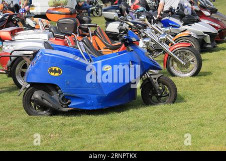 Ein blaues Motorrad mit batman-Logos. Die Gosport Car Rally wird vom örtlichen Rotary Club organisiert und findet am Montag, dem Feiertag im August, in Stokes Bay statt. Die diesjährige Veranstaltung, die einen billigen Familientag bot, war die siebzehnte und beherbergte Oldtimer und Motorräder, eine Streichelfarm, Stände, Erfrischungen und eine Arena, die verschiedene Arten von Unterhaltung bot. Stockfoto