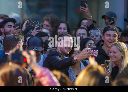 (170908) -- TORONTO, 8. September 2017 -- Schauspieler Shia LaBeouf (C) posiert für Fotos mit Fans auf der Premiere des Films Borg/McEnroe während des Toronto International Film Festivals 2017 in Toronto, Kanada, 7. September 2017. Das Toronto International Film Festival (TIFF) 2017 startete am Donnerstag mit rund 340 Filmen, die bis zum 17. September gezeigt wurden. CANADA-TORONTO-FILM FESTIVAL-OPENING ZouxZheng PUBLICATIONxNOTxINxCHN Stockfoto