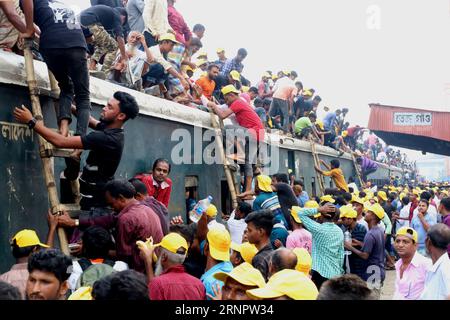 Dhaka, Dhaka, Bangladesch. September 2023. Premierminister Sheikh Hasina weihte Bangladeschs erste Hochstraße ein. Eine große Anzahl von Parteibefürwortern aus Dhaka und den umliegenden Bezirken nahmen an der Veranstaltung Teil, die zu diesem Anlass organisiert wurde. Am Ende der Veranstaltung gehen die Fans in einem überfüllten Zug am Bahnhof Tejgaon nach Hause. (Bild: © Syed Mahabubul Kader/ZUMA Press Wire) NUR REDAKTIONELLE VERWENDUNG! Nicht für kommerzielle ZWECKE! Stockfoto