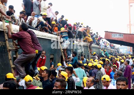 Dhaka, Dhaka, Bangladesch. September 2023. Premierminister Sheikh Hasina weihte Bangladeschs erste Hochstraße ein. Eine große Anzahl von Parteibefürwortern aus Dhaka und den umliegenden Bezirken nahmen an der Veranstaltung Teil, die zu diesem Anlass organisiert wurde. Am Ende der Veranstaltung gehen die Fans in einem überfüllten Zug am Bahnhof Tejgaon nach Hause. (Bild: © Syed Mahabubul Kader/ZUMA Press Wire) NUR REDAKTIONELLE VERWENDUNG! Nicht für kommerzielle ZWECKE! Stockfoto