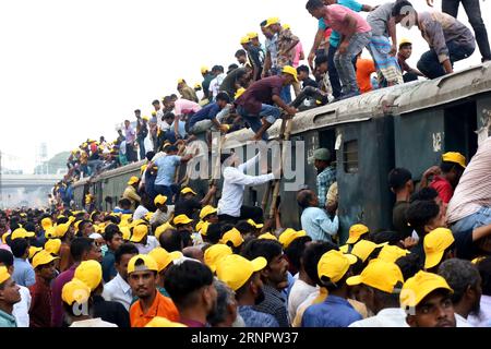 Dhaka, Dhaka, Bangladesch. September 2023. Premierminister Sheikh Hasina weihte Bangladeschs erste Hochstraße ein. Eine große Anzahl von Parteibefürwortern aus Dhaka und den umliegenden Bezirken nahmen an der Veranstaltung Teil, die zu diesem Anlass organisiert wurde. Am Ende der Veranstaltung gehen die Fans in einem überfüllten Zug am Bahnhof Tejgaon nach Hause. (Bild: © Syed Mahabubul Kader/ZUMA Press Wire) NUR REDAKTIONELLE VERWENDUNG! Nicht für kommerzielle ZWECKE! Stockfoto