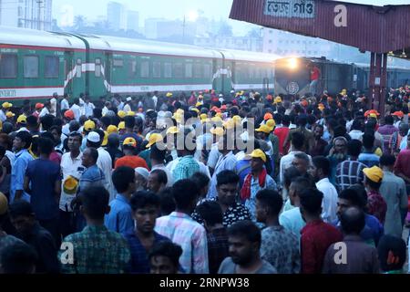 Dhaka, Dhaka, Bangladesch. September 2023. Premierminister Sheikh Hasina weihte Bangladeschs erste Hochstraße ein. Eine große Anzahl von Parteibefürwortern aus Dhaka und den umliegenden Bezirken nahmen an der Veranstaltung Teil, die zu diesem Anlass organisiert wurde. Am Ende der Veranstaltung gehen die Fans in einem überfüllten Zug am Bahnhof Tejgaon nach Hause. (Bild: © Syed Mahabubul Kader/ZUMA Press Wire) NUR REDAKTIONELLE VERWENDUNG! Nicht für kommerzielle ZWECKE! Stockfoto