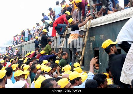 Dhaka, Dhaka, Bangladesch. September 2023. Premierminister Sheikh Hasina weihte Bangladeschs erste Hochstraße ein. Eine große Anzahl von Parteibefürwortern aus Dhaka und den umliegenden Bezirken nahmen an der Veranstaltung Teil, die zu diesem Anlass organisiert wurde. Am Ende der Veranstaltung gehen die Fans in einem überfüllten Zug am Bahnhof Tejgaon nach Hause. (Bild: © Syed Mahabubul Kader/ZUMA Press Wire) NUR REDAKTIONELLE VERWENDUNG! Nicht für kommerzielle ZWECKE! Stockfoto