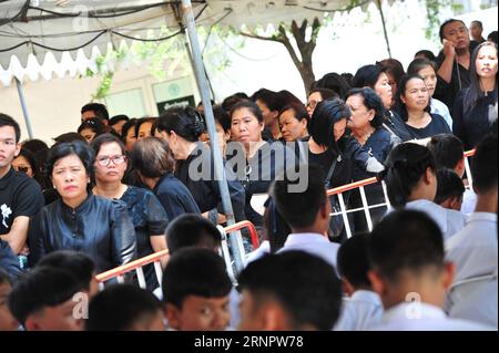 (170908) -- BANGKOK, 8. September 2017 -- Wohlwollende treten an, um dem verstorbenen thailändischen König Bhumibol Adulyadej in Bangkok, Thailand, am 8. September 2017 Respekt zu zollen. Eine königliche Beerdigung des verstorbenen thailändischen Königs Bhumibol Adulyadej wird Ende Oktober 2017 erwartet. (zy) THAILAND-BANGKOK-KING-BHUMIBOL-FUNERAL-ZUBEREITUNG RachenxSageamsak PUBLICATIONxNOTxINxCHN Stockfoto