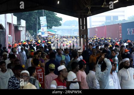 Dhaka, Dhaka, Bangladesch. September 2023. Premierminister Sheikh Hasina weihte Bangladeschs erste Hochstraße ein. Eine große Anzahl von Parteibefürwortern aus Dhaka und den umliegenden Bezirken nahmen an der Veranstaltung Teil, die zu diesem Anlass organisiert wurde. Am Ende der Veranstaltung gehen die Fans in einem überfüllten Zug am Bahnhof Tejgaon nach Hause. (Bild: © Syed Mahabubul Kader/ZUMA Press Wire) NUR REDAKTIONELLE VERWENDUNG! Nicht für kommerzielle ZWECKE! Stockfoto