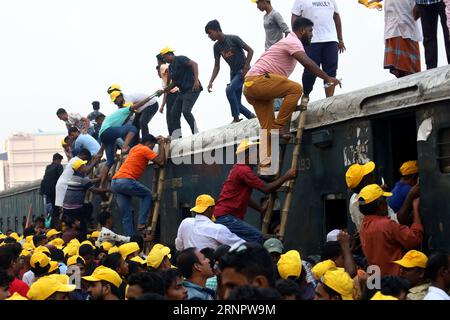 Dhaka, Dhaka, Bangladesch. September 2023. Premierminister Sheikh Hasina weihte Bangladeschs erste Hochstraße ein. Eine große Anzahl von Parteibefürwortern aus Dhaka und den umliegenden Bezirken nahmen an der Veranstaltung Teil, die zu diesem Anlass organisiert wurde. Am Ende der Veranstaltung gehen die Fans in einem überfüllten Zug am Bahnhof Tejgaon nach Hause. (Bild: © Syed Mahabubul Kader/ZUMA Press Wire) NUR REDAKTIONELLE VERWENDUNG! Nicht für kommerzielle ZWECKE! Stockfoto