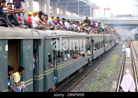 Dhaka, Dhaka, Bangladesch. September 2023. Premierminister Sheikh Hasina weihte Bangladeschs erste Hochstraße ein. Eine große Anzahl von Parteibefürwortern aus Dhaka und den umliegenden Bezirken nahmen an der Veranstaltung Teil, die zu diesem Anlass organisiert wurde. Am Ende der Veranstaltung gehen die Fans in einem überfüllten Zug am Bahnhof Tejgaon nach Hause. (Bild: © Syed Mahabubul Kader/ZUMA Press Wire) NUR REDAKTIONELLE VERWENDUNG! Nicht für kommerzielle ZWECKE! Stockfoto