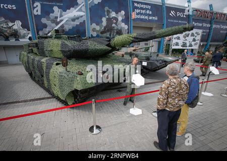 (170908) -- KIELCE (POLEN), 8. September 2017 -- Besucher schauen sich einen Leopardenpanzer in einer Tarnhülle Made in Germany auf der 25. Auflage der International Defense Industry Expo (MSPO) in Kielce, Polen, am 8. September 2017 an. Die 25. Auflage der International Defense Industry Expo (MSPO), eine der größten militärischen Veranstaltungen in Europa, endete hier am Freitag. ) POLEN-KIELCE-INTERNATIONAL DEFENSE INDUSTRY EXPO JAAPXARRIENS PUBLICATIONXNOTXINXCHN Stockfoto