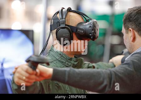 (170908) -- KIELCE (POLEN), 8. September 2017 -- Ein Mann mit einem Virtual-Reality-Headset wird während einer virtuellen Landeübung auf der 25. Auflage der International Defense Industry Expo (MSPO) in Kielce, Polen, am 8. September 2017 geführt. Die 25. Auflage der International Defense Industry Expo (MSPO), eine der größten militärischen Veranstaltungen in Europa, endete hier am Freitag. ) POLEN-KIELCE-INTERNATIONAL DEFENSE INDUSTRY EXPO JAAPXARRIENS PUBLICATIONXNOTXINXCHN Stockfoto