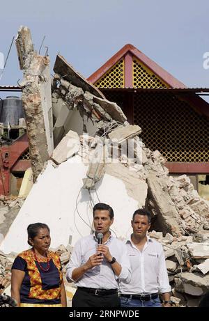 Präsident Pena Nieto besucht das Erdbebengebiet in Mexiko (170908) -- OAXACA (MEXIKO), 8. September 2017 -- der mexikanische Präsident Enrique Pena Nieto (C, Front) hält eine Rede nach einem Erdbeben in der Stadt Juchitan, Bundesstaat Oaxaca, Mexiko, am 8. September 2017. Das Erdbeben der Stärke 8,2, das Mexiko am Donnerstagabend erschütterte, hat jetzt eine vorläufige Todesrate von 58 hinterlassen, sagte Mexikos nationaler Erdbebendienst, SSN, am Freitag. ) MEXIKO-OAXACA-ERDBEBEN-PRÄSIDENT DavidxdexlaxPaz PUBLICATIONxNOTxINxCHN Stockfoto