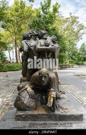 New York, USA - 21. Juli 2023: The Immigrants, eine Bronzestatue im Battery Park, New York. Stockfoto