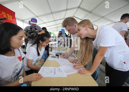 (170909) -- SHANGHAI, 9. September 2017 -- Neulinge aus Russland werden an der Shanghai Jiao Tong Universität in Shanghai, Ostchina, 9. September 2017 registriert. Etwa 10.000 Studienanfänger aus dem in- und Ausland meldeten sich am Samstag an der Universität an. ) (wyo) CHINA-SHANGHAI-UNIVERSITY-FRESHMEN (CN) LiuxYing PUBLICATIONxNOTxINxCHN Stockfoto