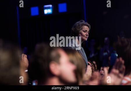 (170910) -- VENEDIG, 10. September 2017 -- Charlotte Rampling gewinnt die Coppa Volpi als beste Schauspielerin für den Film Hannah während der Preisverleihung beim 74. Filmfestival in Venedig, im Lido von Venedig, Italien, 9. September 2017. Das 74. Filmfestival von Venedig endete hier am Samstagabend. ITALIEN-VENEDIG-74. FILMFESTSPIELPREIS JINXYU PUBLICATIONXNOTXINXCHN Stockfoto