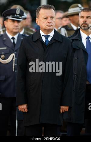 Danzig, Polen. September 2023. Verteidigungsminister Mariusz Blaszczak beim 84. Jahrestag des Ausbruchs des Zweiten Weltkriegs in Westerplatte. Am 84. Jahrestag des Ausbruchs des Zweiten Weltkriegs versammelten sich die Menschen in Polen auf der Westerplatte, um sich an diejenigen zu erinnern, die während einer der schrecklichsten Tragödien der Weltgeschichte getötet und misshandelt wurden. Die polnische Regierung organisierte die Jubiläumsveranstaltung, um die Menschen daran zu erinnern, dass der Weltkrieg nie wieder stattfinden darf. (Bild: © Mateusz Slodkowski/SOPA Images via ZUMA Press Wire) NUR REDAKTIONELLE VERWENDUNG! Nicht für kommerzielle Zwecke Stockfoto