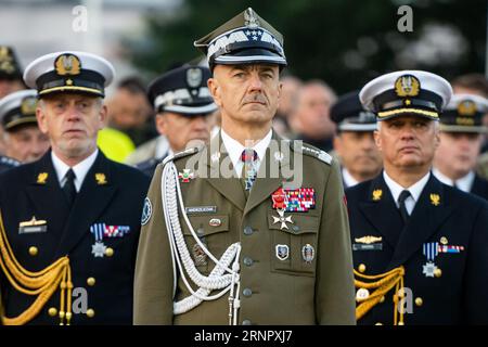 Danzig, Polen. September 2023. General der polnischen Armee, Generalstabschef der polnischen Armee - Rajmund Andrzejczak, gesehen während des 84. Jahrestages des Ausbruchs des Zweiten Weltkriegs in Westerplatte. Am 84. Jahrestag des Ausbruchs des Zweiten Weltkriegs versammelten sich die Menschen in Polen auf der Westerplatte, um sich an diejenigen zu erinnern, die während einer der schrecklichsten Tragödien der Weltgeschichte getötet und misshandelt wurden. Die polnische Regierung organisierte die Jubiläumsveranstaltung, um die Menschen daran zu erinnern, dass der Weltkrieg nie wieder stattfinden darf. (Bild: © Mateusz Slodkowski/SOPA Images via Stockfoto